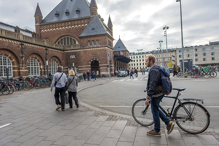 Thomas Aldrich ’19, an avid bicyclist, appreciated all the dedicated bike lanes in Copenhagen. His host father loaned him a bike for commuting to classes. Aldrich rode it to the train station a few minutes away and then took the bike on the train with him