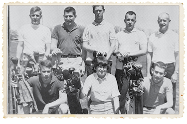 ViAnn Beadle ’67 poses with the Grinnell men's golf team